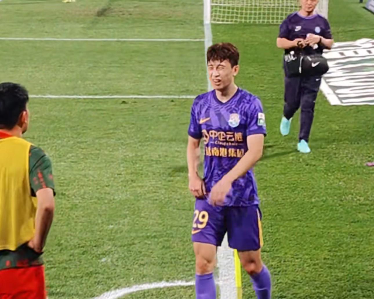 明行动月, 余名小球员, 只能单独进