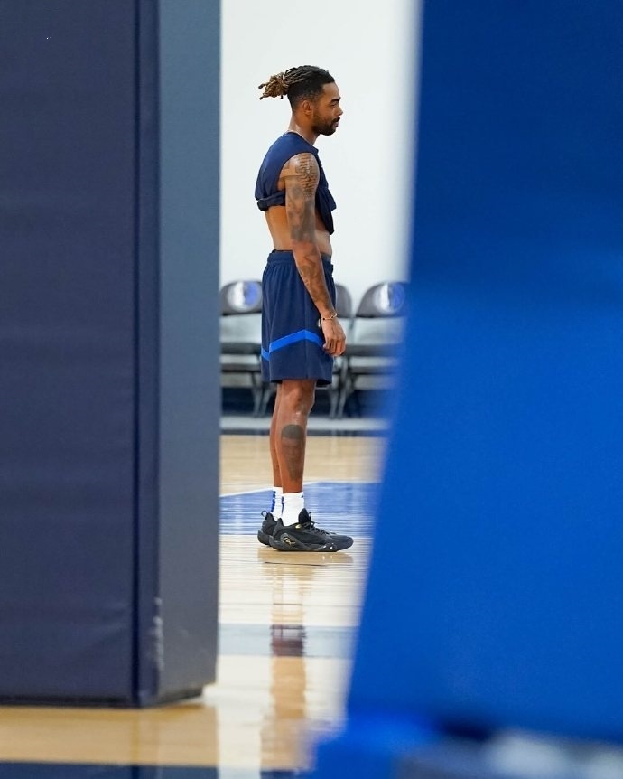 拉塞尔, 吉洛, 尔成为湖人 拉塞尔, 吉洛, 尔成为湖人